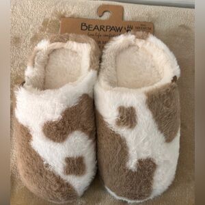 Women’s Bearpaw Brown and White Cow Design Fuzzy Slippers Super soft Sz:7-8 NWT